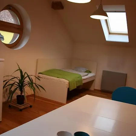 Deli's Retreat Apartment Bobnice